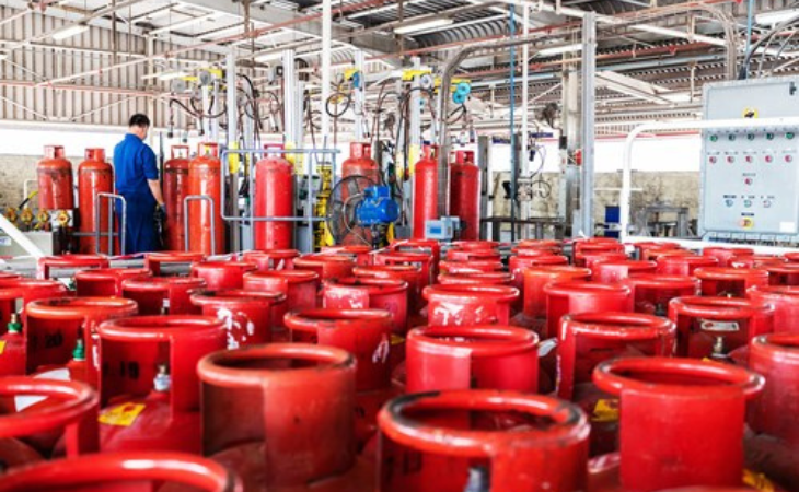 توصيل وفصل الغاز في الإمارات اسطوانات غاز حمراء في مكان التعبئة
