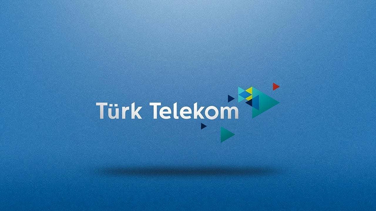 تسديد فاتورة ترك تيليكوم تركيا للإنترنت المنزلي والهاتف الأرضي بثلاث طرق، الخلفية زرقاء متدرجة وشعار الشركة والاسم في المنتصف